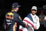 Foto zur News: Max Verstappen (Red Bull) und Lewis Hamilton (Mercedes)