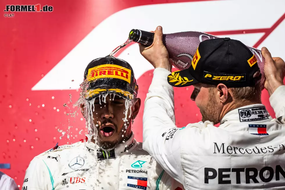 Foto zur News: Valtteri Bottas (Mercedes) und Lewis Hamilton (Mercedes)