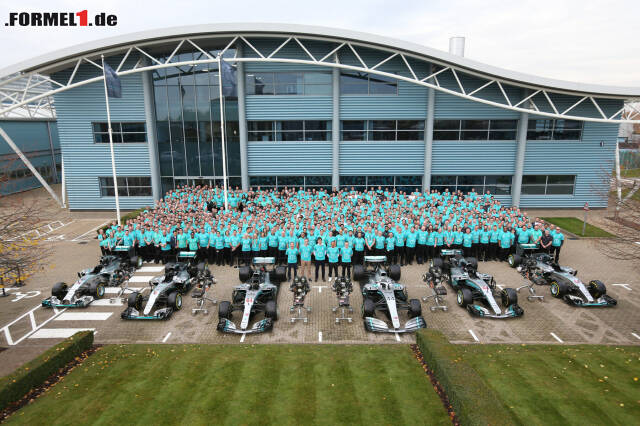 Foto zur News: Mercedes feierte mit allen WM-Autos des Teams seit der Formel-1-Saison 2014