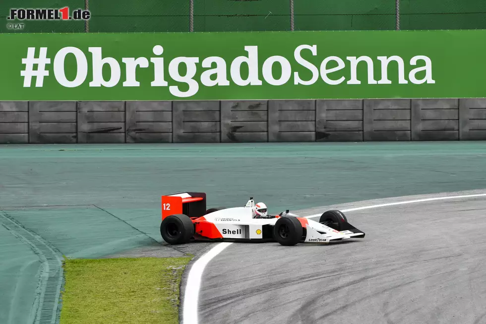 Foto zur News: Martin Brundle dreht sich mit dem McLaren MP4/4 von Ayrton Senna 1988