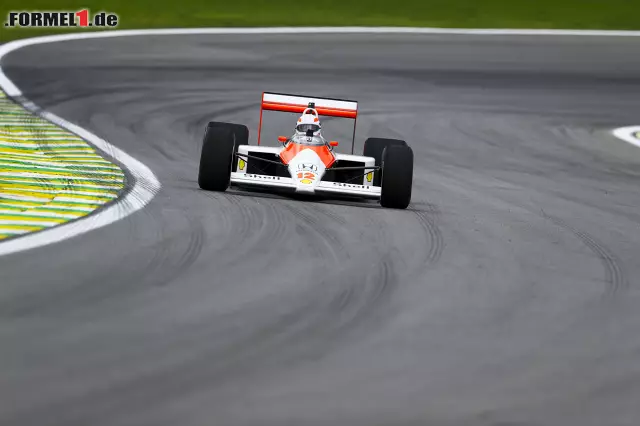 Während sich Vettel und Bruno Senna angeregt unterhielten, drehte Martin Brundle Demorunden in Ayrtons McLaren-Honda Foto zur News: Während sich Vettel und Bruno Senna angeregt unterhielten, drehte Martin Brundle Demorunden in Ayrtons McLaren-Honda