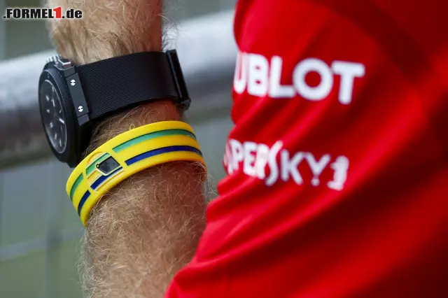 Sebastian Vettel trug gut sichtbar das Armband "No pulso do Brasil", das er bei einem Besuch im Instituto Ayrton Senna am Mittwoch geschenkt bekommen hatte Foto zur News: Sebastian Vettel trug gut sichtbar das Armband "No pulso do Brasil", das er bei einem Besuch im Instituto Ayrton Senna am Mittwoch geschenkt bekommen hatte
