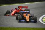 Foto zur News: Carlos Sainz (McLaren) und Sebastian Vettel (Ferrari)