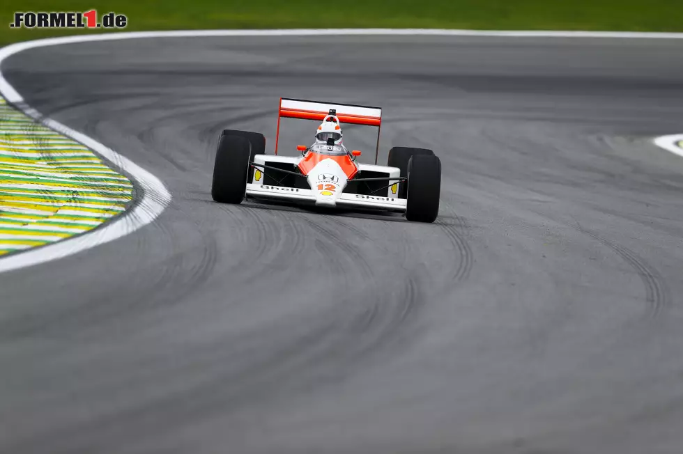Foto zur News: Während sich Vettel und Bruno Senna angeregt unterhielten, drehte Martin Brundle Demorunden in Ayrtons McLaren-Honda