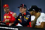 Foto zur News: Sebastian Vettel (Ferrari) und Lewis Hamilton (Mercedes)