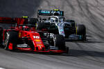 Foto zur News: Charles Leclerc (Ferrari) und Valtteri Bottas (Mercedes)