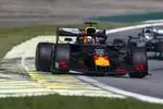 Foto zur News: Max Verstappen (Red Bull) und Lewis Hamilton (Mercedes)