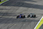 Foto zur News: Pierre Gasly (Toro Rosso) und Lewis Hamilton (Mercedes)