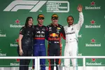 Foto zur News: Pierre Gasly (Toro Rosso), Max Verstappen (Red Bull) und Lewis Hamilton (Mercedes)