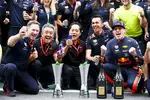 Foto zur News: Christian Horner, Alexander Albon (Red Bull) und Max Verstappen (Red Bull)