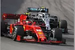 Foto zur News: Charles Leclerc (Ferrari) und Valtteri Bottas (Mercedes)