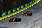 Foto zur News: Alexander Albon (Red Bull) und Sebastian Vettel (Ferrari)