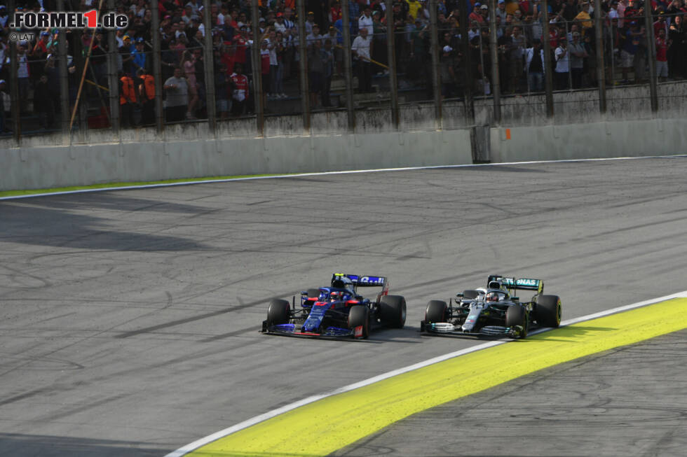 Foto zur News: Pierre Gasly (Toro Rosso) und Lewis Hamilton (Mercedes)