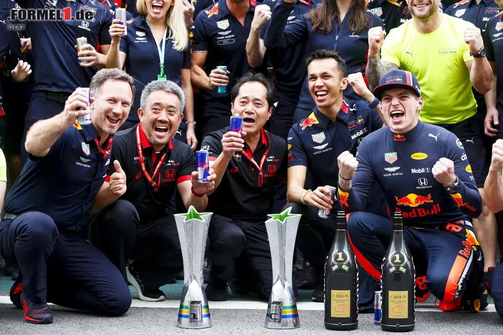 Foto zur News: Christian Horner, Alexander Albon (Red Bull) und Max Verstappen (Red Bull)