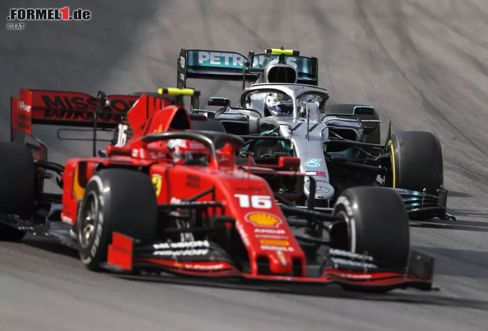 Foto zur News: Charles Leclerc (Ferrari) und Valtteri Bottas (Mercedes)