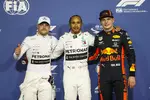 Foto zur News: Lewis Hamilton (Mercedes), Valtteri Bottas (Mercedes) und Max Verstappen (Red Bull)