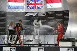 Foto zur News: Max Verstappen (Red Bull), Lewis Hamilton (Mercedes) und Charles Leclerc (Ferrari)