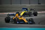 Foto zur News: Carlos Sainz (McLaren) und Daniel Ricciardo (Renault)