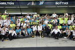 Foto zur News: Lewis Hamilton (Mercedes), Valtteri Bottas (Mercedes) und Toto Wolff