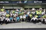 Foto zur News: Lewis Hamilton (Mercedes), Valtteri Bottas (Mercedes) und Toto Wolff