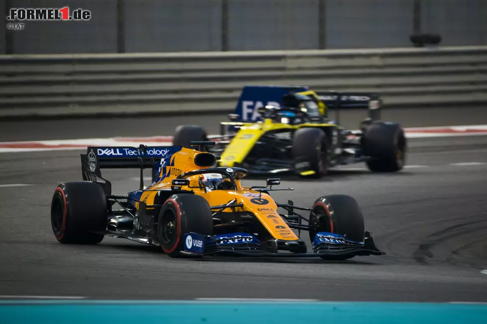 Foto zur News: Carlos Sainz (McLaren) und Daniel Ricciardo (Renault)