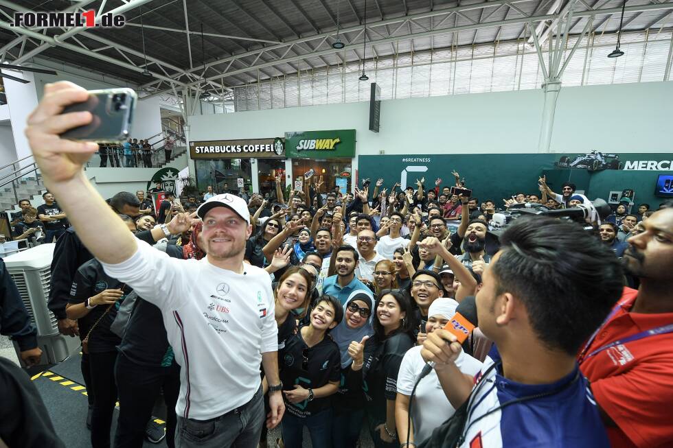 Foto zur News: Petronas-Mitarbeiter nutzten die Gelegenheit für ein Meet &amp;amp; Greet mit den Fahrern