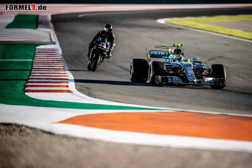 Foto zur News: Valentino Rossi und Lewis Hamilton