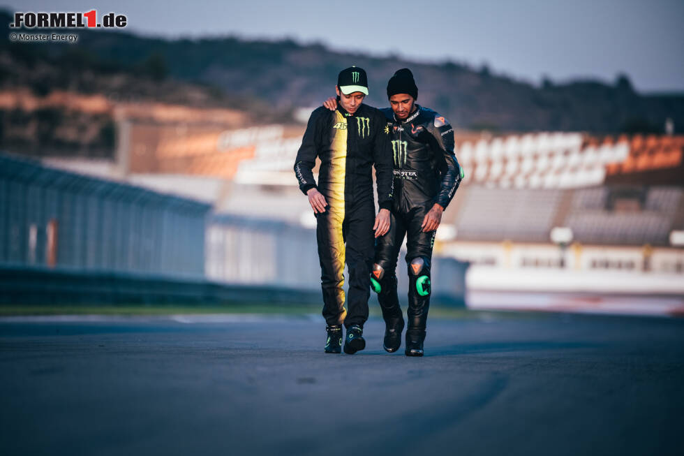 Foto zur News: Valentino Rossi und Lewis Hamilton