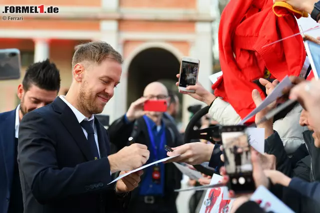 Foto zur News: Sebastian Vettel vor der Präsentation des neuen Ferrari SF1000. Die besten Bilder seines neuen Autos hier durchklicken!