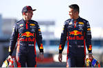 Foto zur News: Max Verstappen und Alexander Albon (Red Bull)