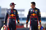 Foto zur News: Max Verstappen und Alexander Albon (Red Bull)