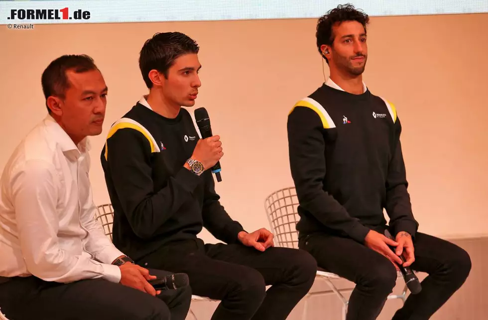 Foto zur News: Esteban Ocon (Renault) und Daniel Ricciardo (Renault)