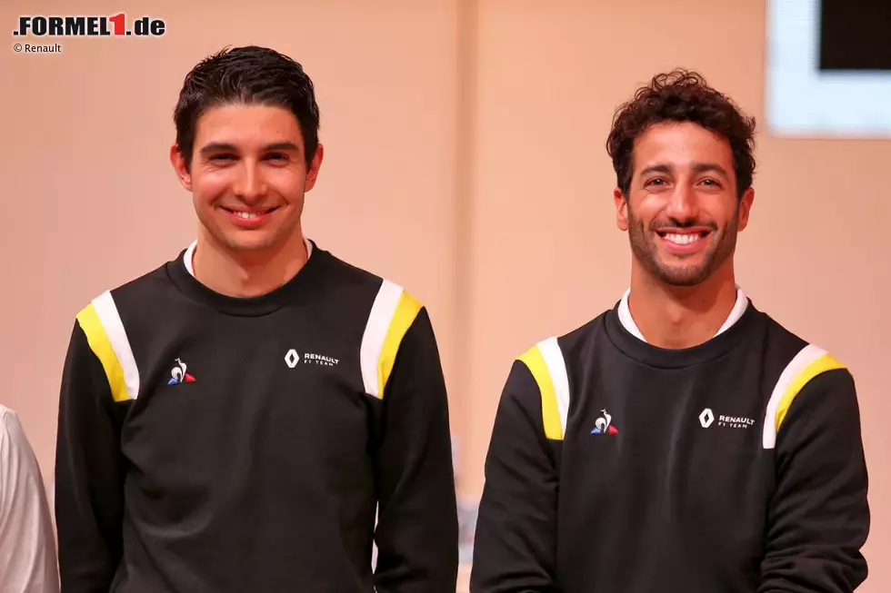 Foto zur News: Esteban Ocon (Renault) und Daniel Ricciardo (Renault)