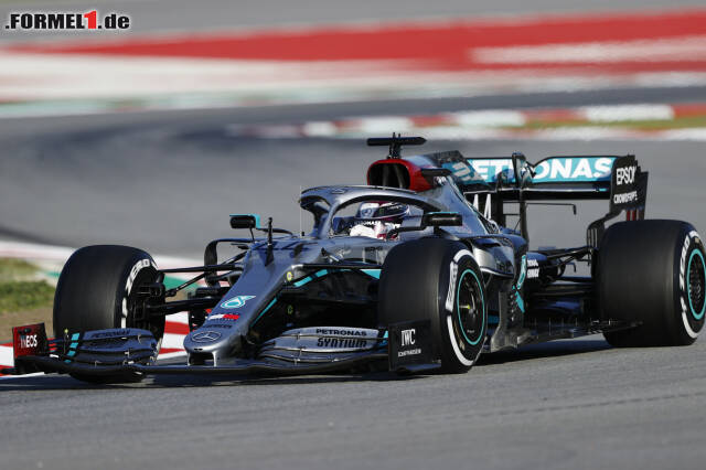 Foto zur News: Lewis Hamilton sicherte sich die Bestzeit am ersten Testtag in Barcelona. Jetzt durch alle Fotos der neuen Autos klicken!