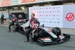 Foto zur News: Kevin Magnussen und Romain Grosjean (Haas)