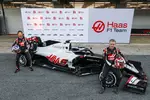 Foto zur News: Kevin Magnussen und Romain Grosjean (Haas)