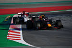 Foto zur News: Max Verstappen (Red Bull) und Antonio Giovinazzi (Alfa Romeo)