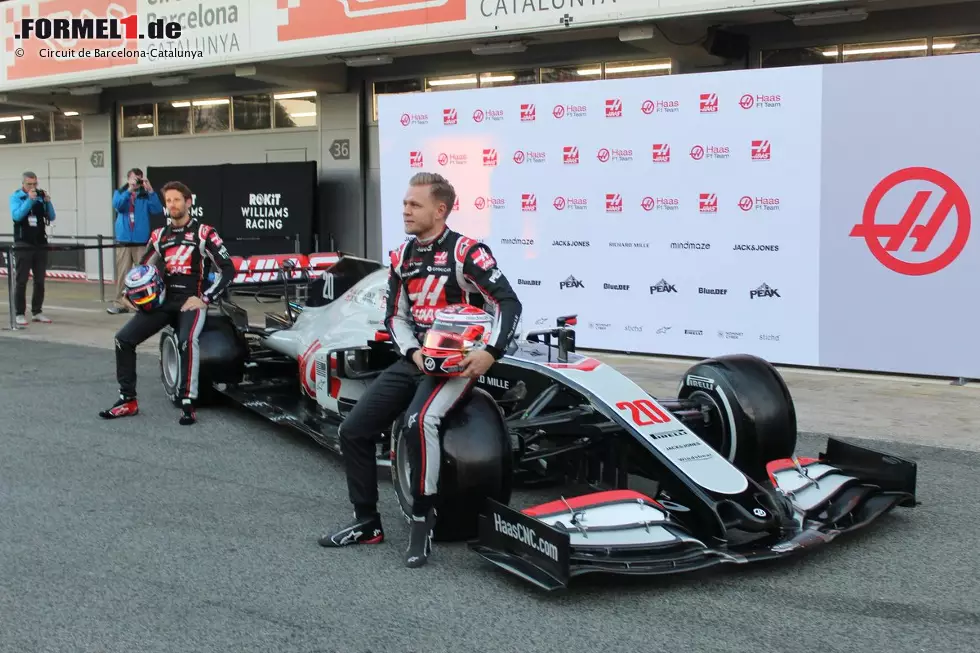 Foto zur News: Kevin Magnussen und Romain Grosjean (Haas)