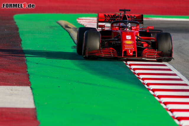 Foto zur News: Am zweiten Tag der Formel-1-Testfahrten in Barcelona griff der viermalige Weltmeister Sebastian Vettel erstmals ins Geschehen ein. Hier sind die schönsten Bilder von Vettel im neuen Ferrari SF1000!