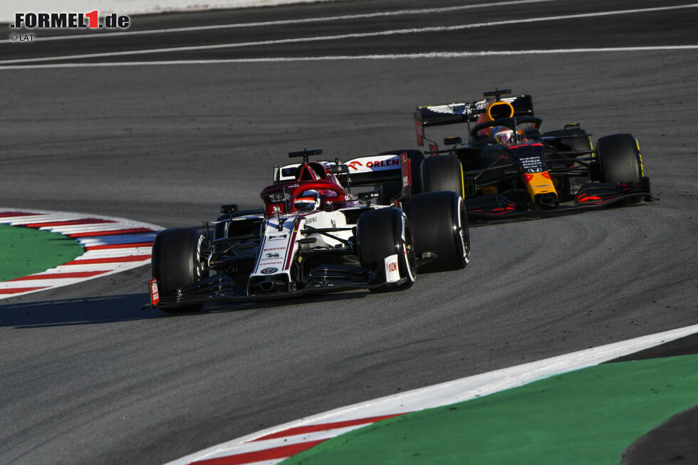 Foto zur News: Kimi Räikkönen (Alfa Romeo) und Max Verstappen (Red Bull)