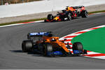 Foto zur News: Carlos Sainz (McLaren) und Alexander Albon (Red Bull)