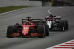 Foto zur News: Charles Leclerc (Ferrari) und Kimi Räikkönen (Alfa Romeo)