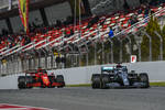 Foto zur News: Valtteri Bottas (Mercedes) und Charles Leclerc (Ferrari)