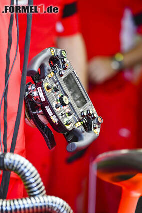 Foto zur News: In seiner ersten Saison bei Ferrari (2019) verwendete Leclerc einen simplen einfachen Kupplungshebel.