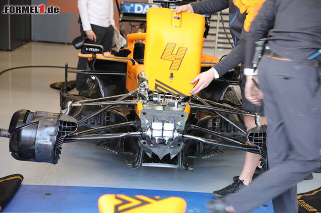 Foto zur News: McLaren legte beim MCL35 besonderes Augenmerk auf die Front. Hier möchte man den Luftstrom unterhalb das Autos verbessern.