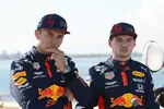 Foto zur News: Alexander Albon (Red Bull) und Max Verstappen (Red Bull)