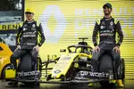 Foto zur News: Esteban Ocon (Renault) und Daniel Ricciardo (Renault)