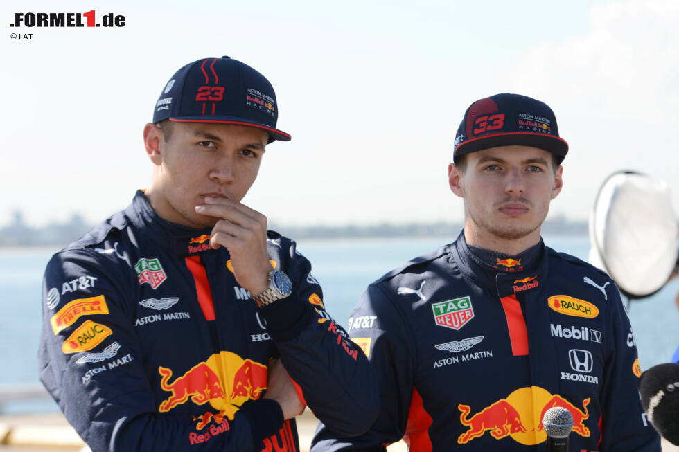Foto zur News: Alexander Albon (Red Bull) und Max Verstappen (Red Bull)