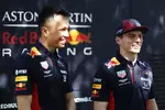 Foto zur News: Alexander Albon (Red Bull) und Max Verstappen (Red Bull)