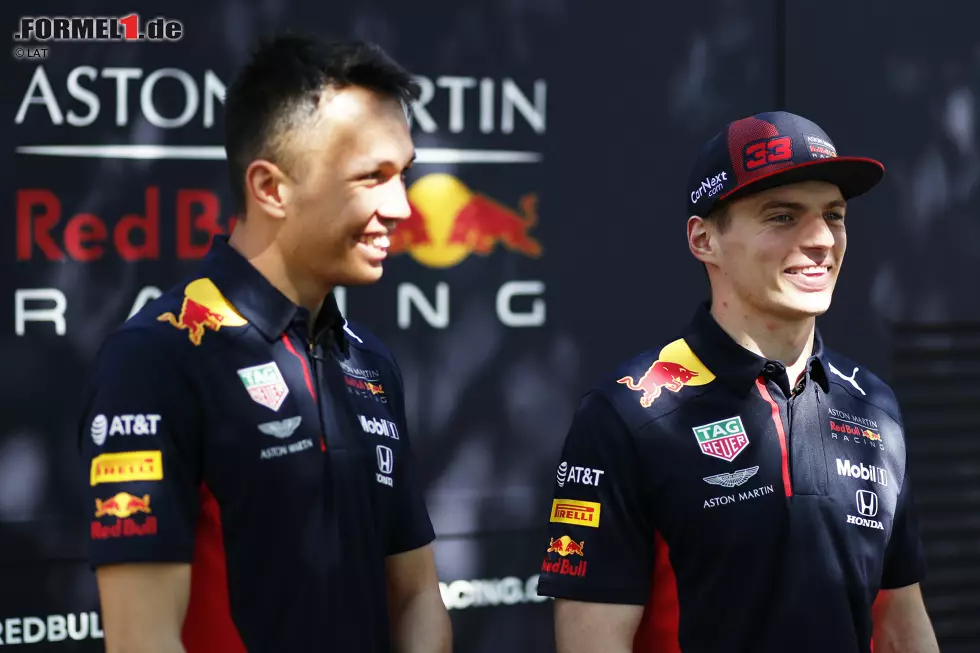 Foto zur News: Alexander Albon (Red Bull) und Max Verstappen (Red Bull)